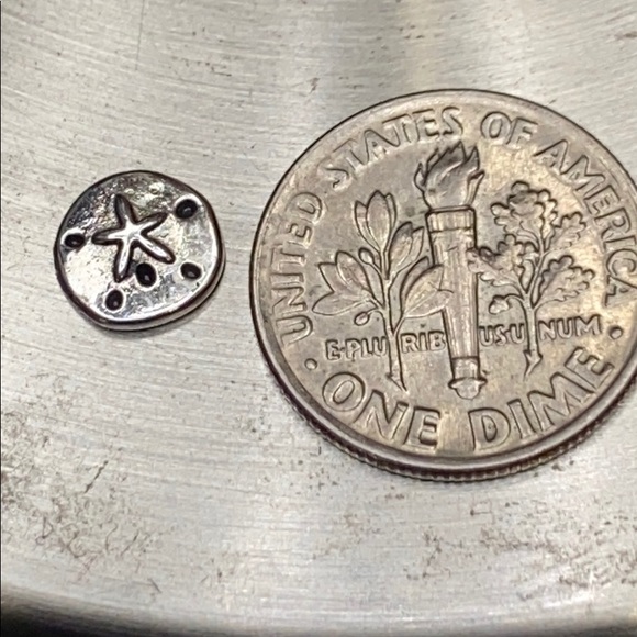 Origami Owl 🦀sand dollar charm - Picture 3 of 3